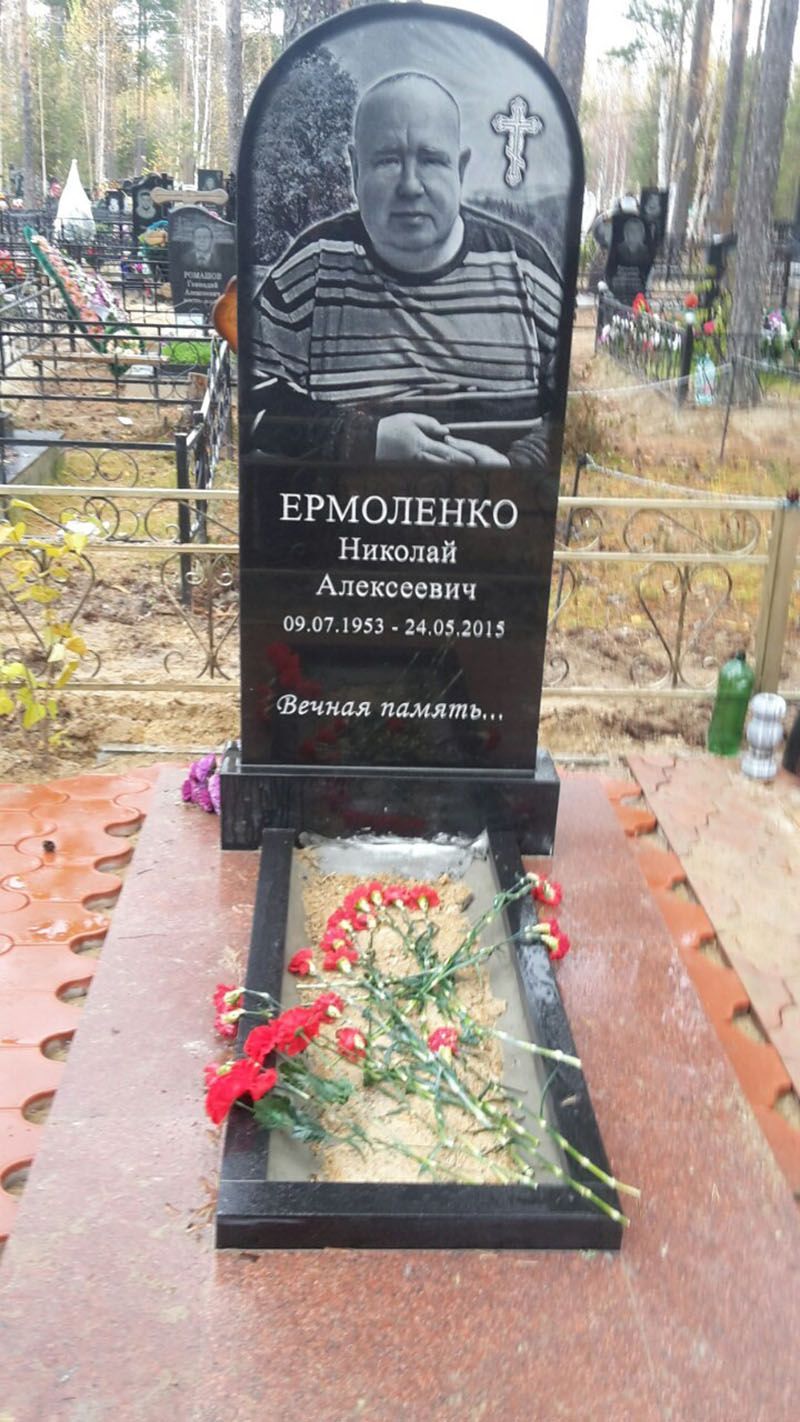 Памятник №042 из черного гранита — фото 3